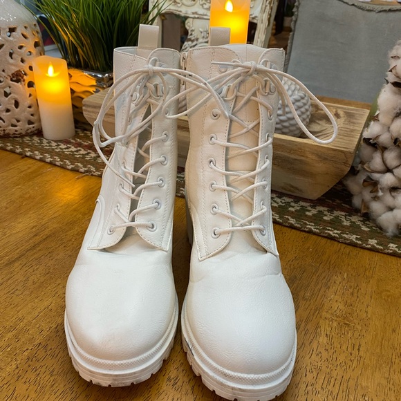 Mia Boots - Picture 4 of 7